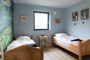 尼德根Fewo Eifel Eichen的蓝色墙壁客房的两张床