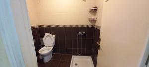 卡萨布兰卡Appartement 2 chambres hay hassani的一间带卫生间和淋浴的浴室