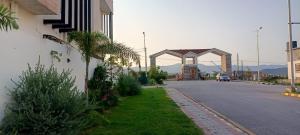 伊斯兰堡Haven Lodge, Islamabad的街道上,路边有建筑物的街道