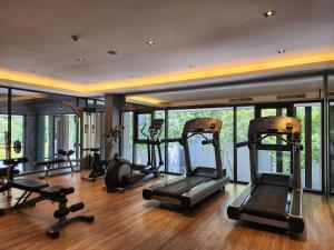 Ban Huai Sok NoiMountain View Suite at The Valley Khaoyai的健身房设有数台跑步机和椭圆机