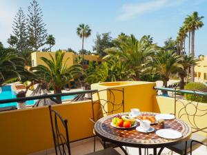 科拉雷侯Villa Rosa Fuerteventura的阳台上的桌子上放着一碗水果