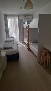 维也纳贝塔里尔S22号公寓的一间卧室设有两张双层床和一扇窗户。
