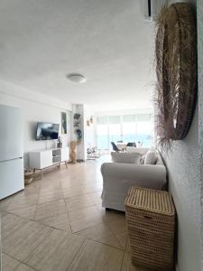 卡拉德费斯特拉特Apartamento, La Cala Vicent&Alba的带沙发和电视的客厅
