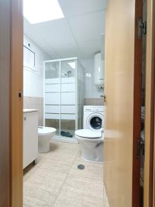 卡拉德费斯特拉特Apartamento, La Cala Vicent&Alba的一间带卫生间和洗衣机的浴室