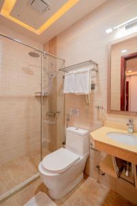 胡鲁马累三间客栈的浴室配有卫生间、盥洗盆和淋浴。