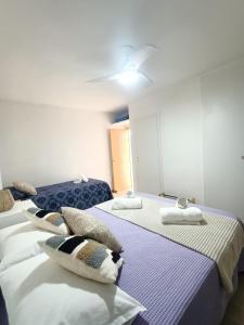 卡拉德费斯特拉特Apartamento, La Cala Vicent&Alba的一间设有三张床和枕头的客房