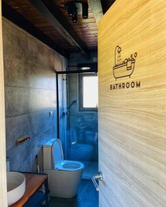 AbiadaEl Mirador de las Cuencas的一间带卫生间的浴室和门上的浴室标志