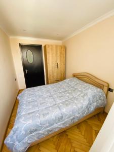 科布列季Надежда的一间卧室配有一张床,铺有木地板