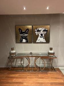 科布伦茨Penthouse Wohnung mit schönem Moselblick in Metternich的墙上有两张狗的照片的玻璃桌