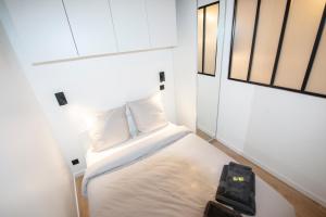 巴黎Appartement cosy Montorgueil (Bonne Nouvelle)的一间小卧室,配有床和窗户