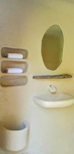 New BusuangaFiresky Glamping Ocam Ocam Beach的浴室设有镜子,墙上设有厕所