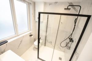 巴黎Appartement cosy Montorgueil (Bonne Nouvelle)的浴室里设有玻璃门淋浴
