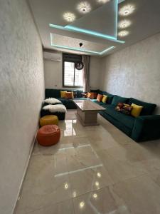 阿加迪尔Adrarhost的客厅配有沙发和桌子