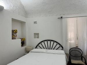 普罗奇达Villa Manni的白色的卧室设有床和窗户