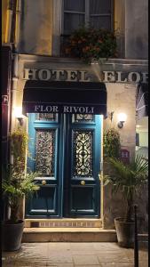 巴黎弗洛里沃利酒店的一间商店的前门,有一扇蓝色的门