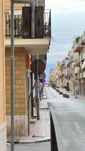 巴莱斯特拉泰Casa Saveria的一条空荡荡的城市街道,在大楼里设有阳台