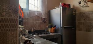 索维拉Dar sirin的厨房配有不锈钢冰箱和炉灶。