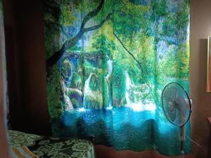 ChegātKalidasa Tree House and Villa, Wayanad的挂着瀑布画的浴帘