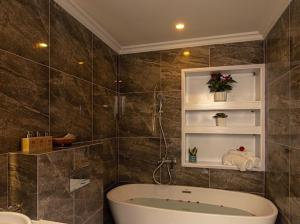 会安Simon House Hoi An的带浴缸和盥洗盆的浴室