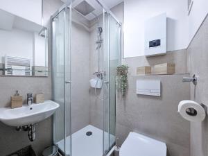 多特蒙德Alpha Apartments的带淋浴、卫生间和盥洗盆的浴室