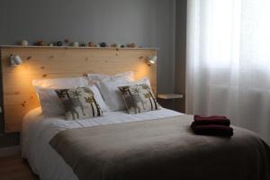 伊芙尔莱韦克Le pré du buis的一间卧室配有一张大床和木制床头板