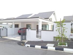 居林One Sweet Homestay Kulim Hi-Tech utk Msliim shj的白色的房子,有门和汽车