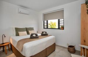 简蒂埃尔Zon&zo Luxurious Apartment in Jan Thiel的卧室配有一张大白色床和窗户