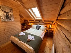 米什科尔茨Rönk Relax的小木屋内的卧室配有床和拖鞋