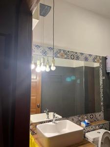 万荣VangVieng Crystal Boutique Hotel的一间带水槽和镜子的浴室