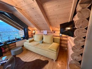 米什科尔茨Rönk Relax的带沙发和大窗户的客厅