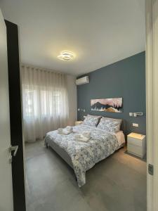 科森扎B&B Morelli Home的一间卧室设有一张床和蓝色的墙壁