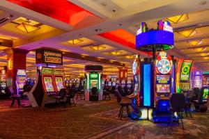 普莱瑟维尔Red Hawk Resort & Casino的一间赌场,里面有很多老虎机