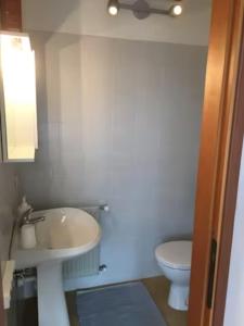 奥尔塔圣朱利奥-Ortaflats- Appartamento Gli Archi的浴室配有白色水槽和卫生间。