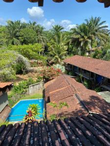 伊塔卡雷Eco Pousada Mentawai的从带游泳池的房子的屋顶上欣赏美景