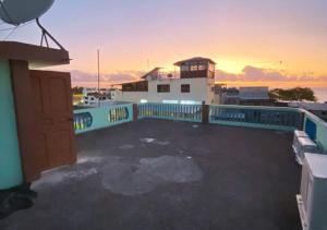 巴克里索莫雷诺港Blue Horizon, Galápagos的建筑的屋顶,背景是日落