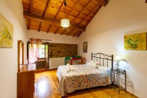 DoadeCasa Ruperto的一间卧室设有一张床和木制天花板