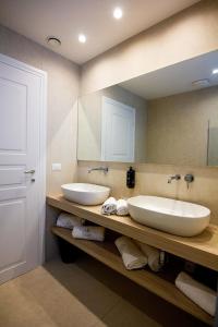 托雷圣乔万尼乌Parco dei Principi - Resort & Spa的浴室设有2个水槽和镜子