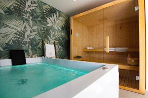 托雷圣乔万尼乌Parco dei Principi - Resort & Spa的客房内的浴室设有大浴缸