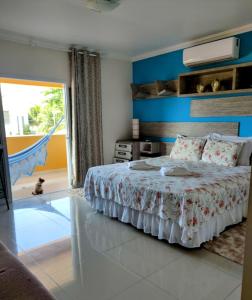 瓜鲁雅马科斯民宿的一间卧室配有一张蓝色墙壁的床