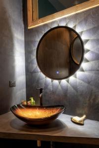 勒米尔蒙LA BELL'CHAPELLE的浴室水槽设有大型木制碗水槽