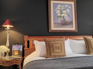利马ANA FRANK Boutique Hotel的一间卧室,配有一张床和花瓶