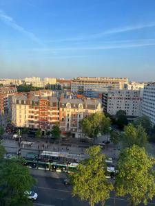 巴黎Private room in a shared apartment - Metro 7 and Tramway T3a的享有带建筑和停车场的城市美景