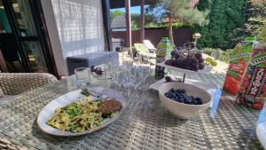 克拉科夫Emerald Spa Guest house的一张桌子,上面放着一盘食物和一碗葡萄