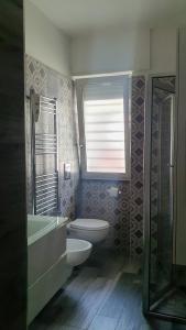 波佐利Villa Giulia的浴室配有卫生间、盥洗盆和淋浴。