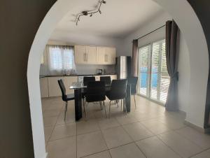 帕福斯Kato Paphos 2 Bedroom House - Tourist location的厨房以及带桌椅的用餐室。