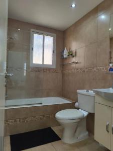帕福斯Kato Paphos 2 Bedroom House - Tourist location的浴室配有卫生间、浴缸和水槽。
