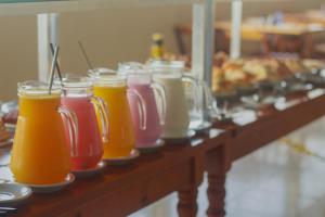 伯迪亚哥Pousada Costa da Riviera的桌子上一排果汁