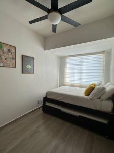 瓜达拉哈拉Casa AMAR i LLA 3 Lagos - Centrica的一间卧室配有一张床和吊扇