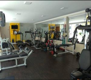 巴西利亚Sweet Home Sudoeste - Completo e aconchegante的一间健身房,里面有很多健身器材