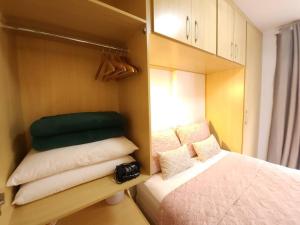 巴西利亚Sweet Home Sudoeste - Completo e aconchegante的一间小卧室,配有床和一些枕头